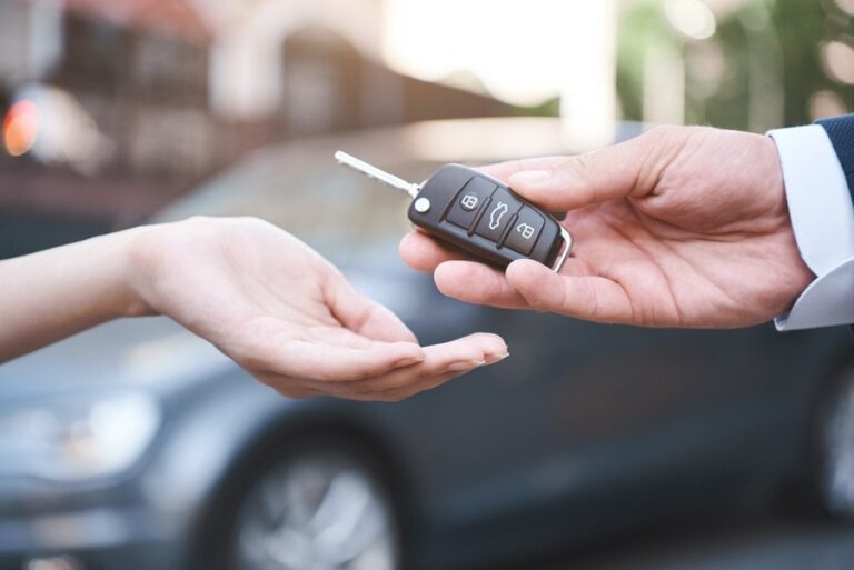 new-car-key-given-to-customer